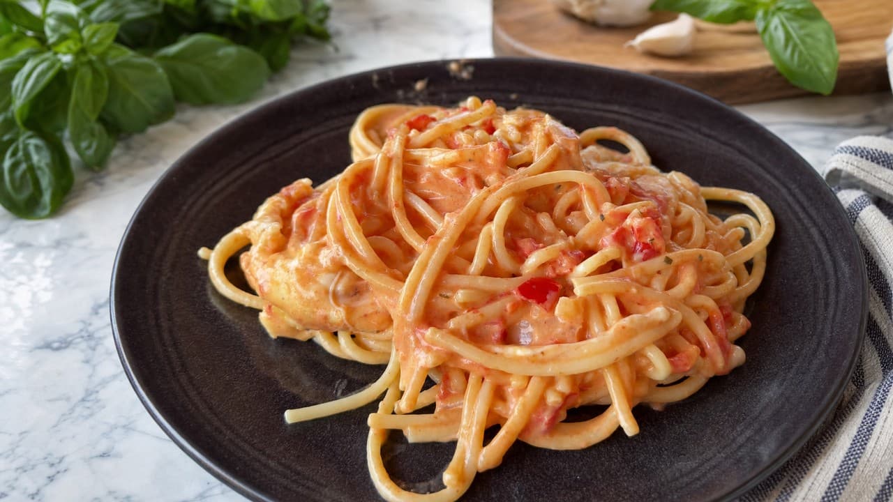 Paradicsomos-krémsajtos spagetti, friss hozzávalókkal