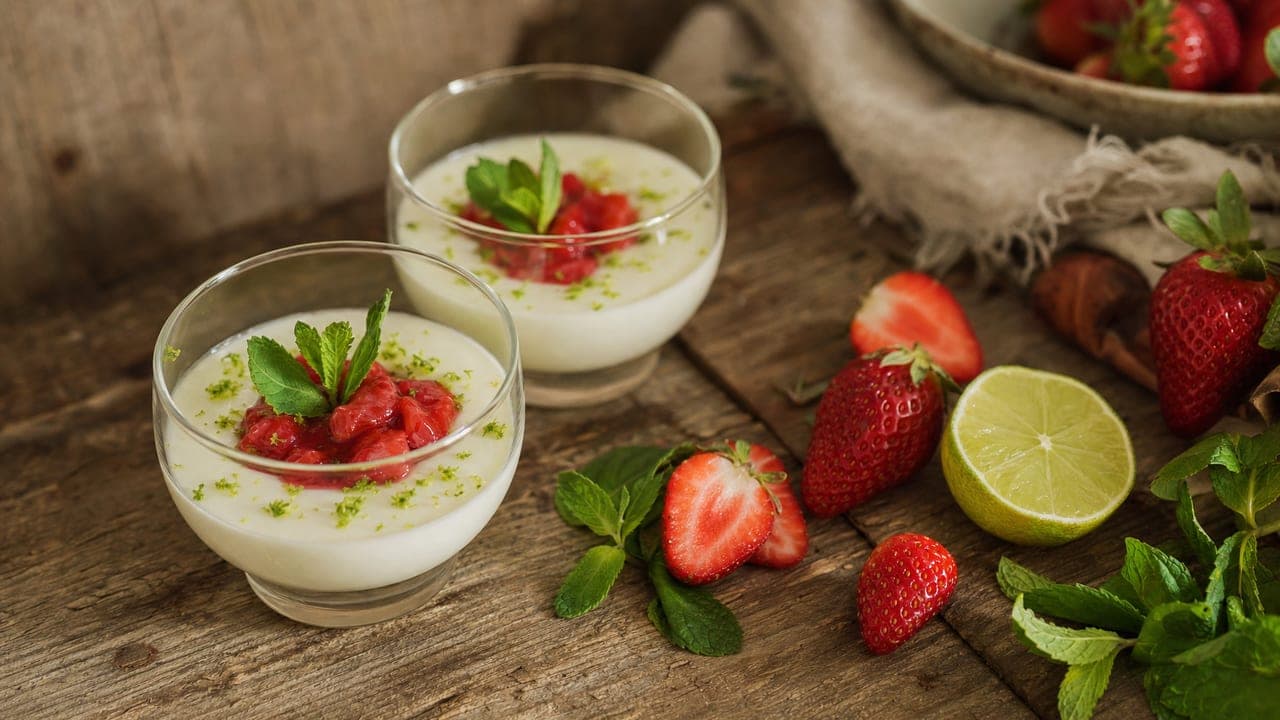 Lime-os fehércsokis mousse, eper raguval – Sütik & desszertek recept